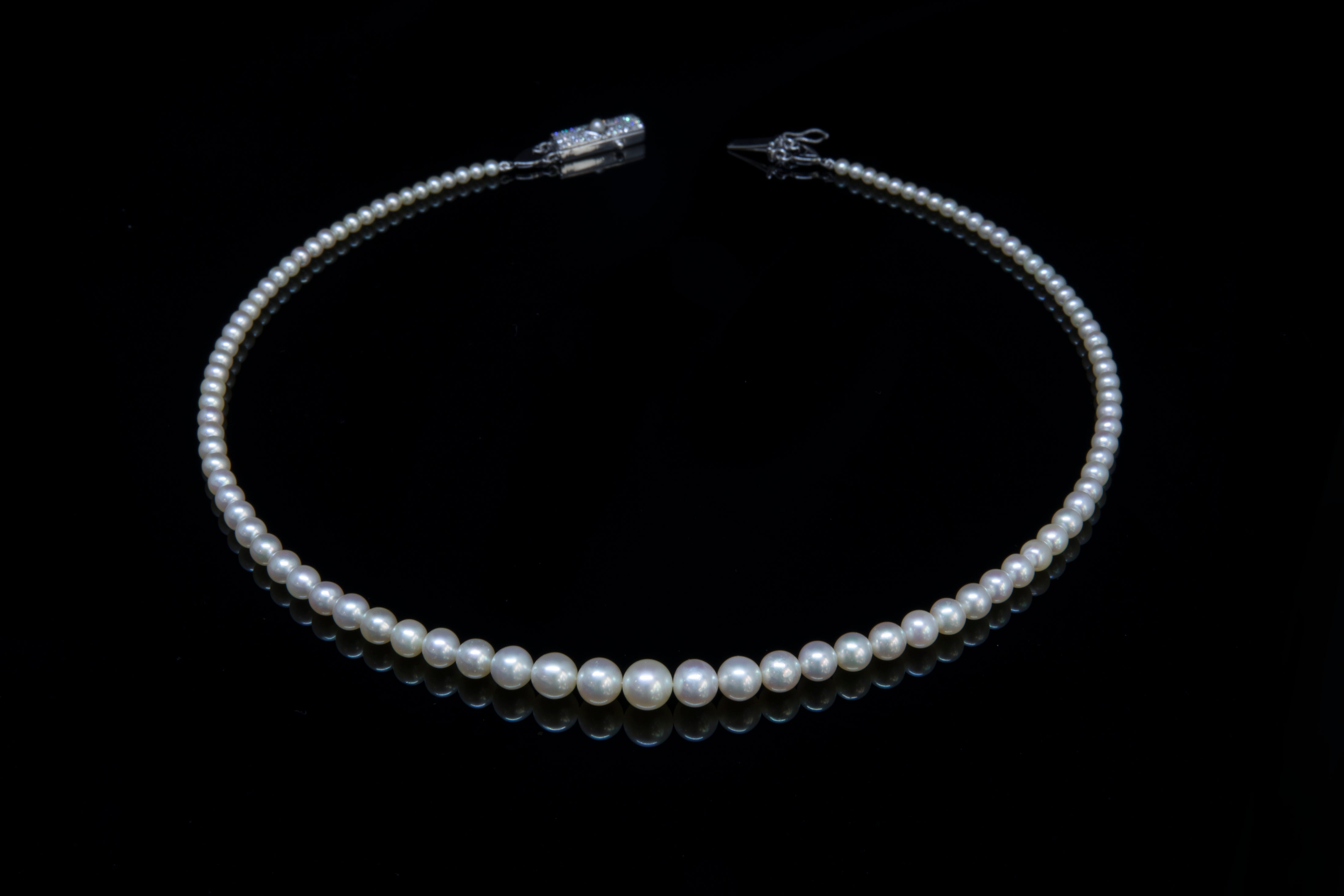 عقد من اللؤلؤ الفاخر ذو حبلا واحد